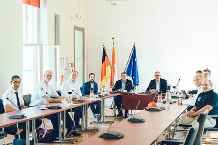 Arbeitsgemeinschaft der Hilfsorganisationen mit Brandenburgs Innenminister Michael Stübgen