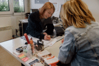 DRK Beraterin im Beratungsgespräch mit einer Frau