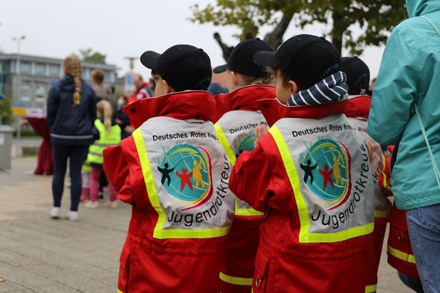 Kinder in Jugendrotkreuzjacken