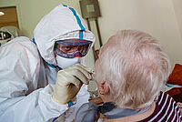 DRK führt Corona Test in Pflegeeinrichtung durch