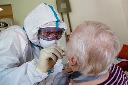 DRK führt Corona Test in Pflegeeinrichtung durch