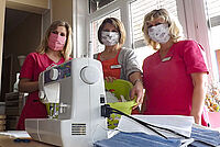 DRK-Pflegepersonal mit selbstgenähten Schutzmasken