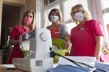 DRK-Pflegepersonal mit selbstgenähten Schutzmasken