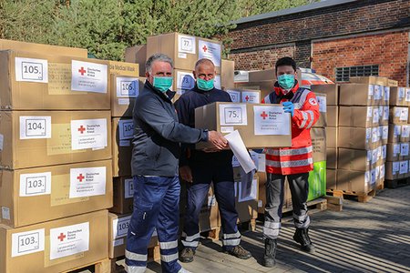 DRK und ASB liefern gemeinsam Schutzmasken aus