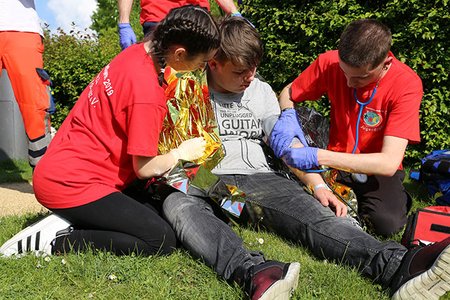 JRK-Teilnehmer während einer Erste-Hilfe-Übung