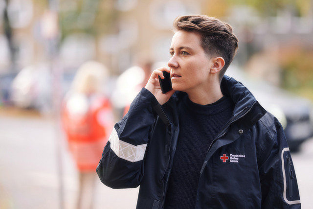 Mitarbeiterin telefoniert mit Smartphone