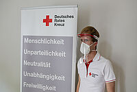 DRK-Einsatzstableiter Lee-J. Schumann mit Faceshield
