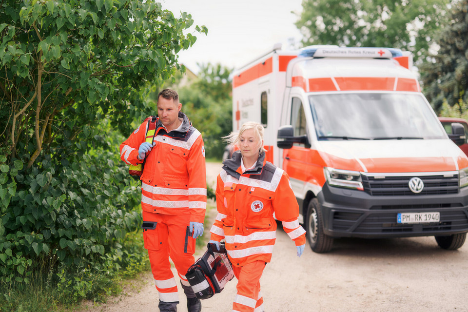 Ein Notfallsanitäter und eine Notfallsanitäterin des DRK am Einsatzort.