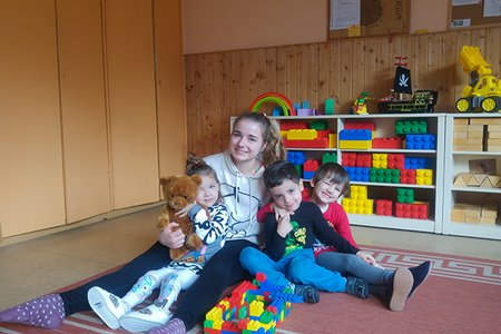 Vivien Schubel mit Kindern in der Kita Pusteblume