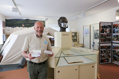 Museumsleiter Prof. Rainer Schlösser mit leeren Impfvialen
