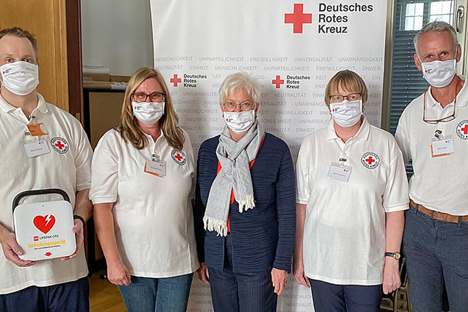 DRK-Präsidentin Gerda Hasselfeldt mit DRK-Landesausbildern Erste Hilfe