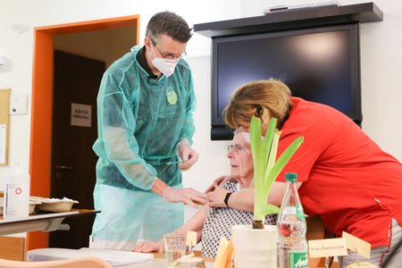 Impfung einer Bewohnerin